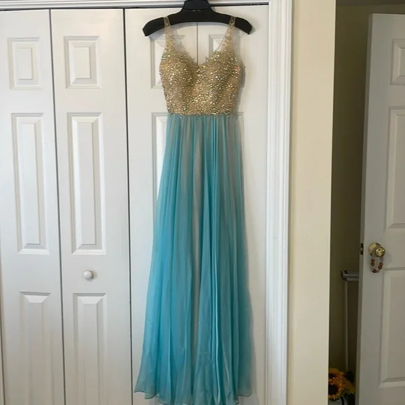 Prom dress - Picture 1 of 11